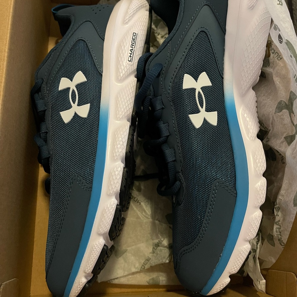 New Under Armour size 10.5 UA Charged Assert